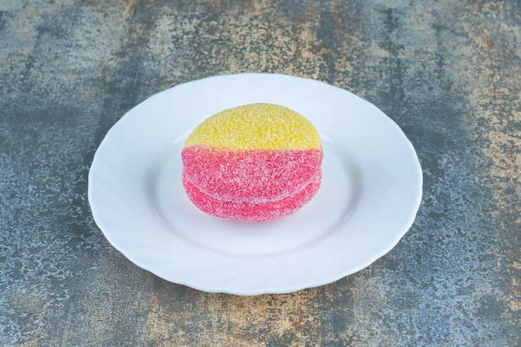 Foto gratuito galleta en forma de melocotones en el plato, sobre la superficie de mármol.