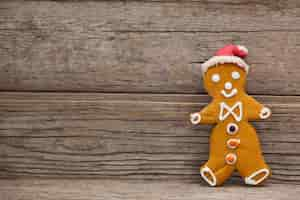 Foto gratuita galleta con forma de persona en una mesa de madera