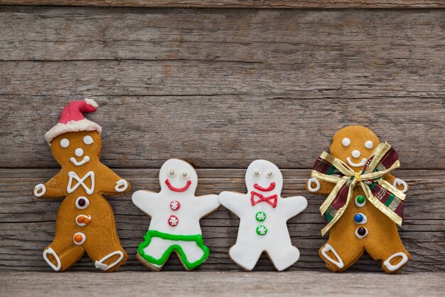 Galleta con forma de persona en una mesa de madera