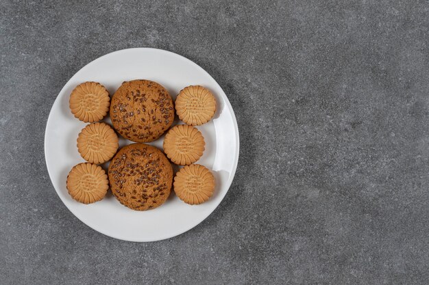 Galleta y galleta en el plato sobre la superficie de mármol