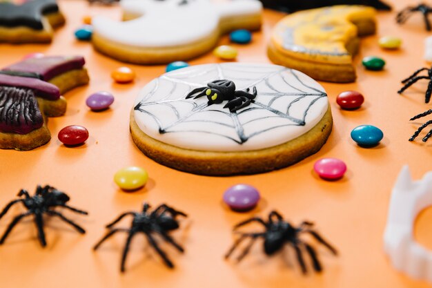 Galleta de Halloween con la araña entre el caramelo