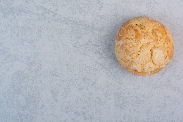 Galleta redonda casera sobre fondo gris