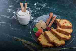 Foto gratuita galleta en rodajas y mermeladas servidas con canela y leche