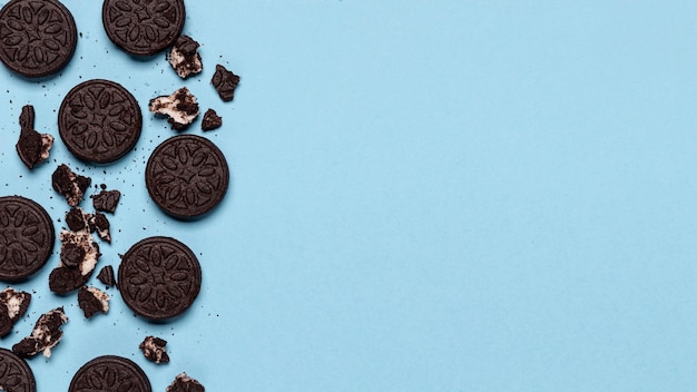 Galleta rota con copia espacio fondo azul