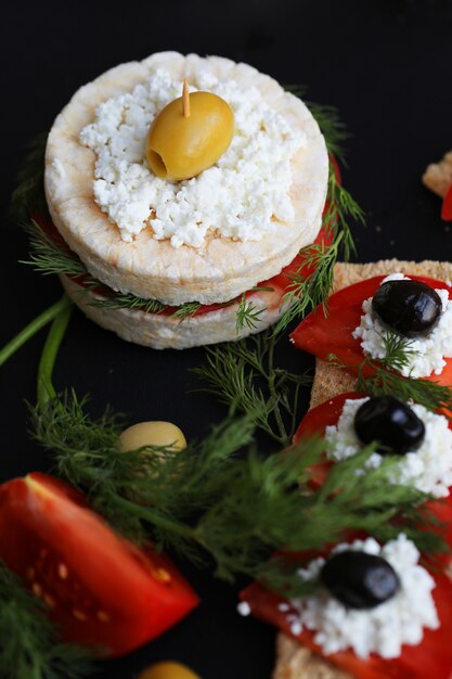 Galleta con vegetales mixtos y queso.