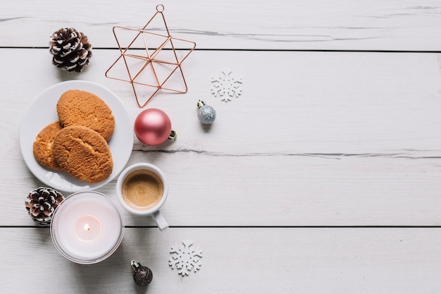 Foto gratuita galletas con adornos brillantes en la mesa