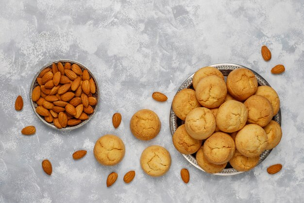 Galletas de almendras caseras saludables en concreto, vista superior