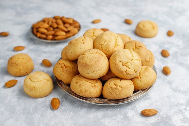 Galletas de almendras caseras saludables en concreto, vista superior