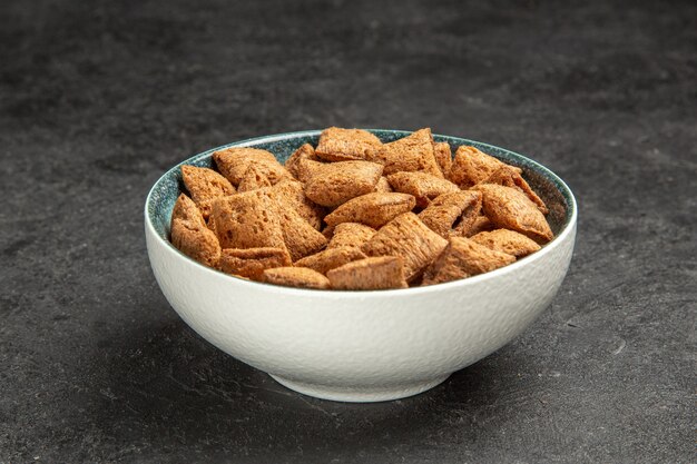 Galletas de almohada dentro de la placa en la oscuridad