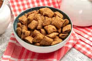 Foto gratuita galletas de almohada dulce en blanco