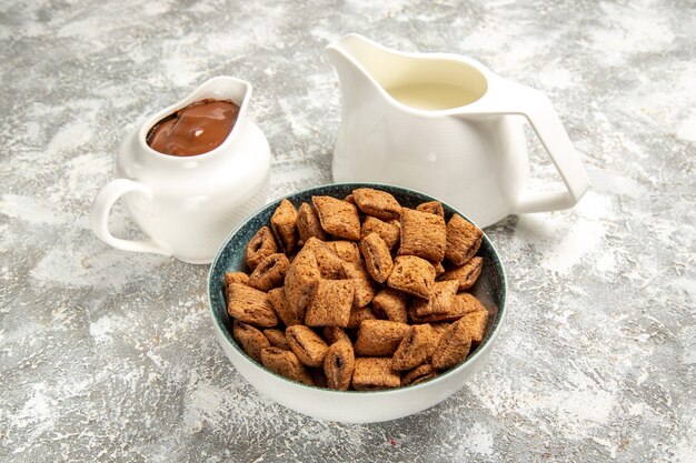 Galletas de almohada dulce con salsa de choco sobre blanco