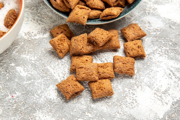 Galletas de almohada con leche para el desayuno en blanco