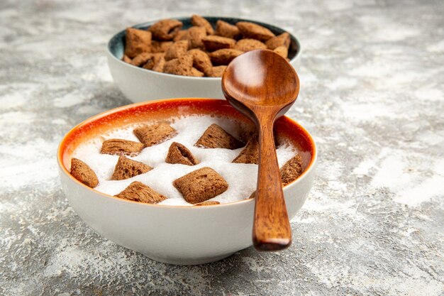 Galletas de almohada con leche para el desayuno en blanco