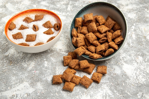 Galletas de almohada de media vista superior con leche para el desayuno en blanco