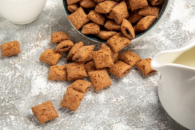 Galletas de almohada con salsa choco sobre piso blanco