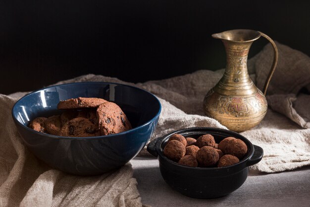 Galletas de alto ángulo y dulces de chocolate