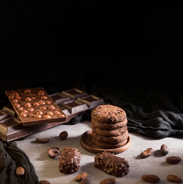 Foto gratuita galletas de alto ángulo y dulces de chocolate