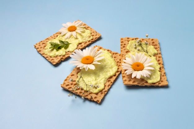 Foto gratuita galletas de alto ángulo con flores.