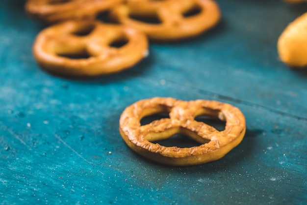 Galletas de aperitivo de pretzel en el fondo azul