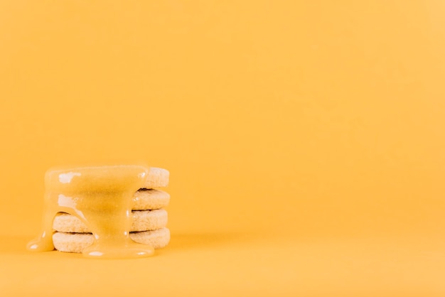 Galletas apiladas con cuajada de limón sobre fondo amarillo