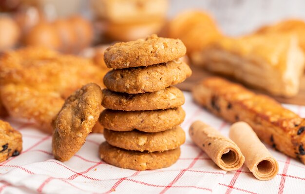 Foto gratuita galletas apiladas sobre un paño blanco-rojo.