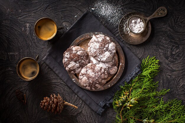 Galletas arrugadas con tazas de café