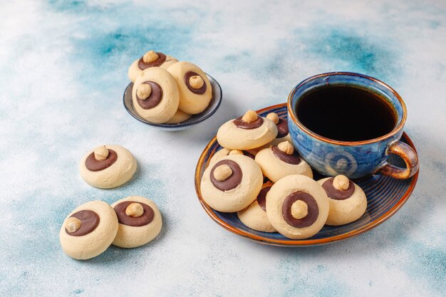 Galletas de avellana con avellanas, vista superior