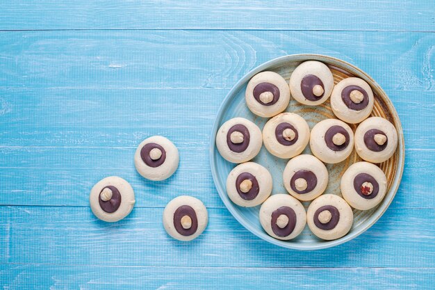 Galletas de avellana con avellanas, vista superior