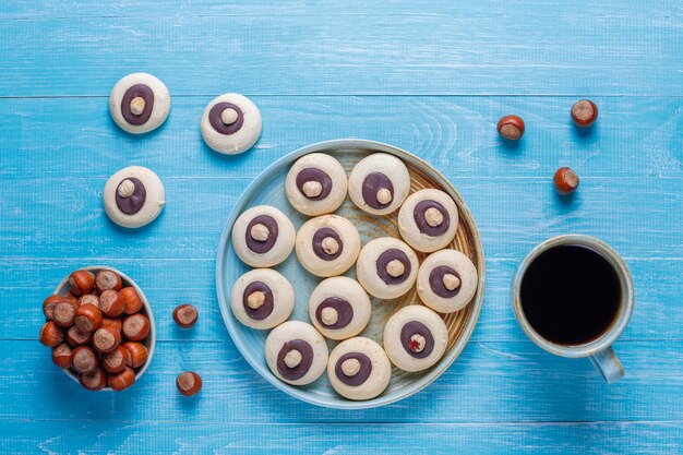 Galletas de avellana con avellanas, vista superior