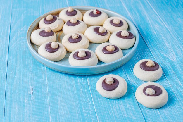 Galletas de avellana con avellanas, vista superior