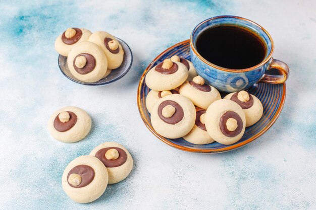 Galletas de avellana con avellanas, vista superior