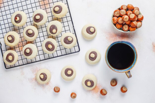 Galletas de avellana con avellanas, vista superior