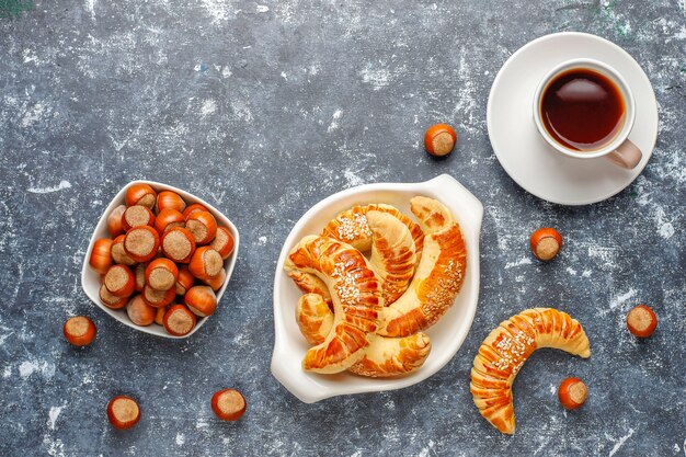 Galletas de avellana con avellanas, vista superior