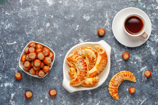 Galletas de avellana con avellanas, vista superior