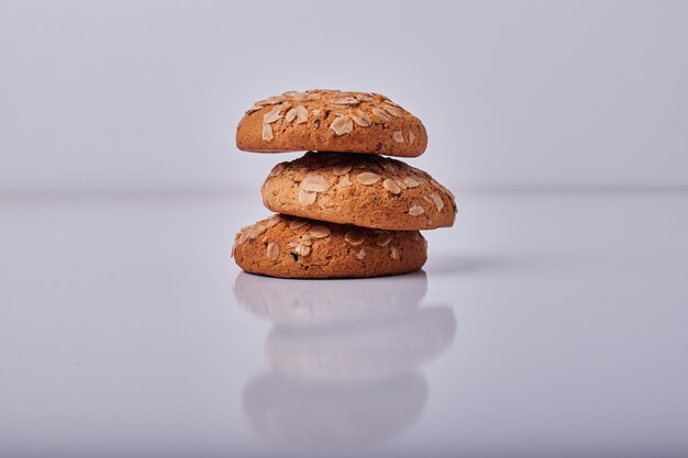 Galletas de avena aisladas en gris.