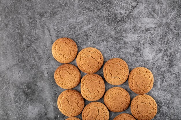 Galletas de avena aisladas en hormigón gris.