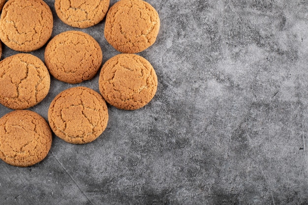 Galletas de avena aisladas en hormigón gris.