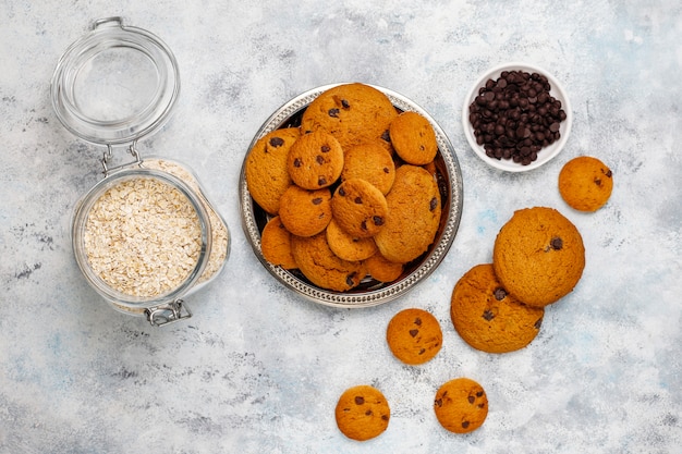 Galletas de avena caseras con chispas de chocolate sobre concreto