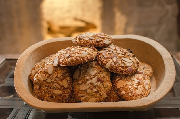 Galletas de avena caseras con semillas en un cuenco de madera