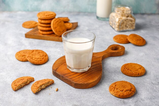 Galletas de avena caseras con una taza de leche.