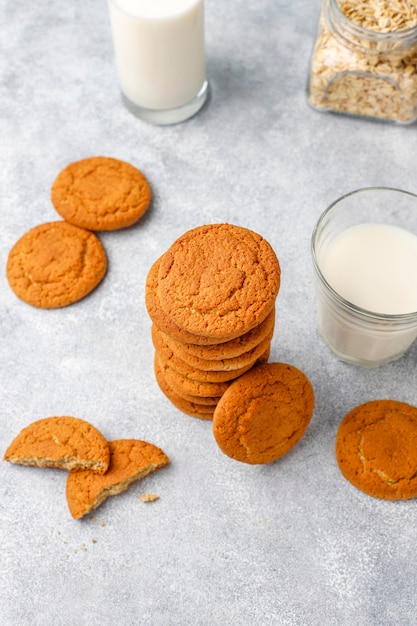 Galletas de avena caseras con una taza de leche.