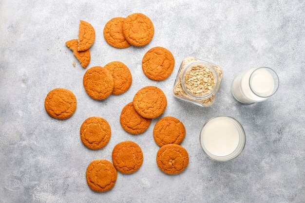 Galletas de avena caseras con una taza de leche.