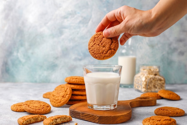 Galletas de avena caseras con una taza de leche.