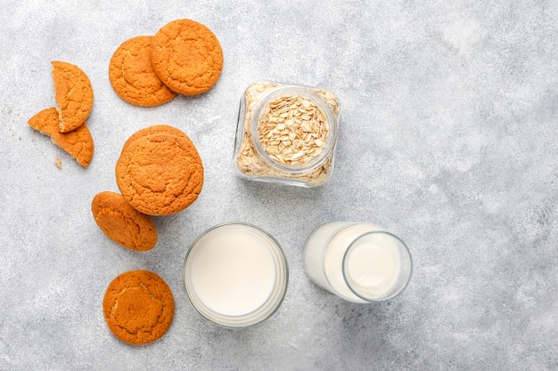 Galletas de avena caseras con una taza de leche.