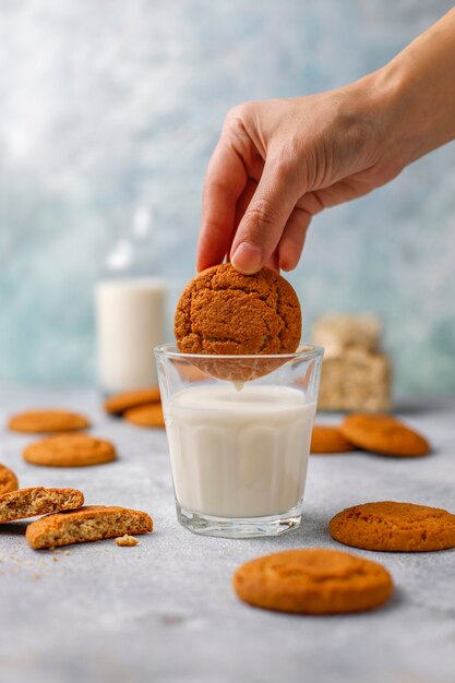 Galletas de avena caseras con una taza de leche.