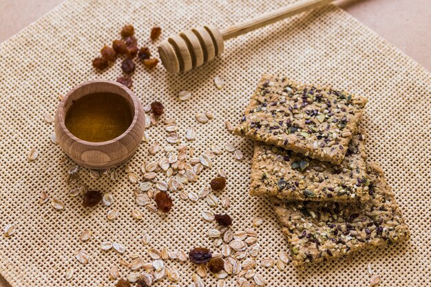 Galletas y avena cerca de la miel