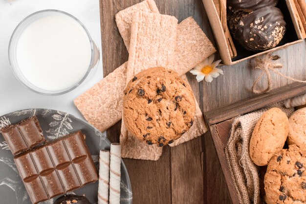 Galletas de avena con chispas de chocolate y un vaso de leche. Vista superior