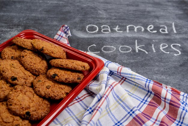 Galletas de avena dulce en bandeja roja