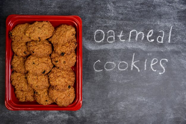 Galletas de avena dulce en bandeja roja