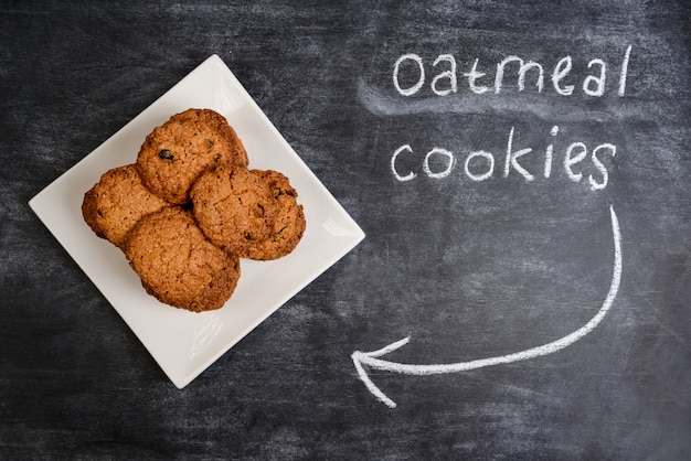 Foto gratuita galletas de avena dulce en placa